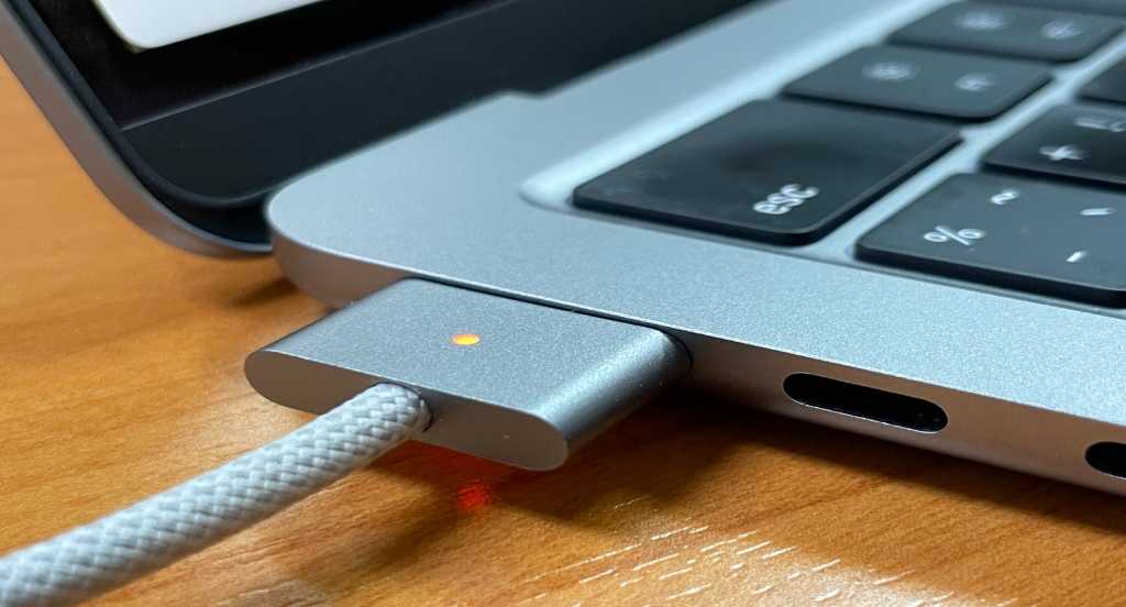 Macbook am Netzteil